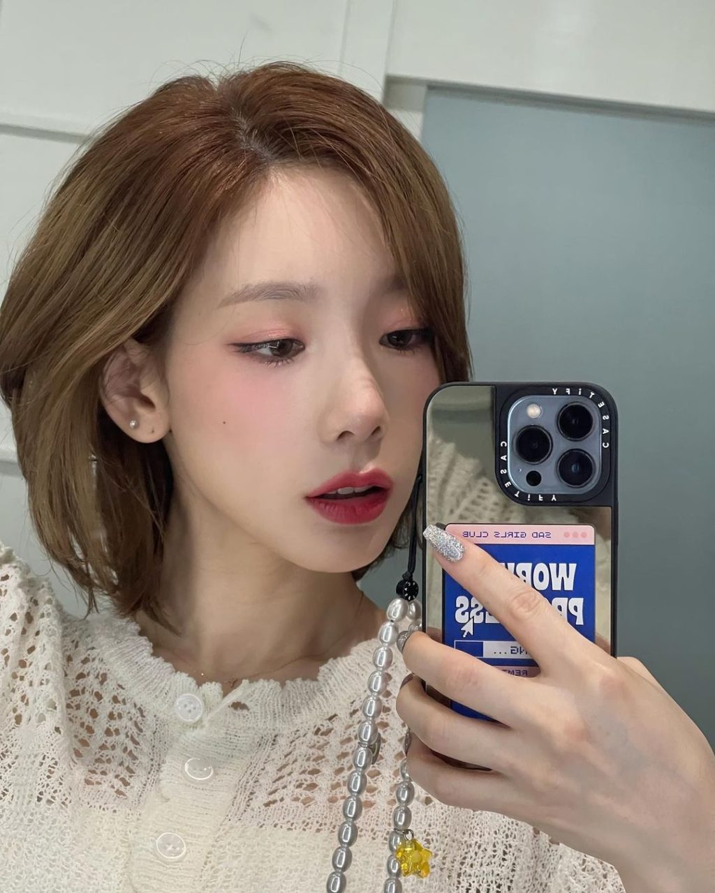 màu tóc - Taeyeon SNSD cắt tóc bob màu nâu khói, mặc áo kiểu họa tiết ren mà cầm điện thoại selfie trước gương