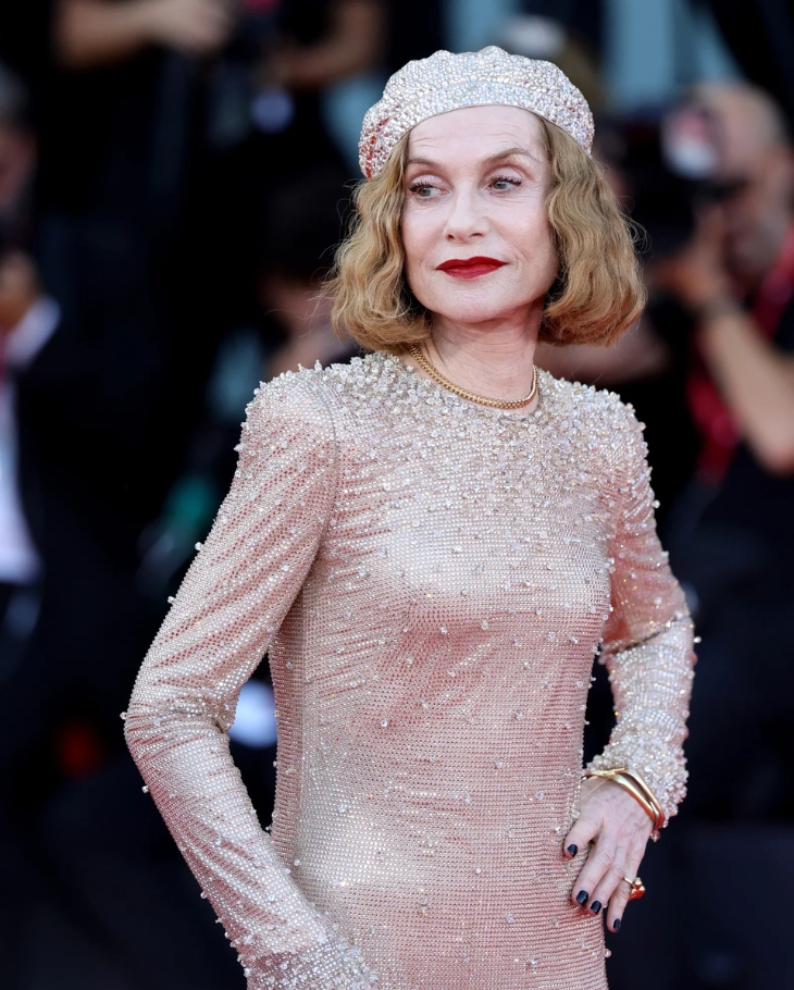 tóc bob - Isabelle Huppert phối mũ beret cho kiểu tóc Micro-Bob cổ điển