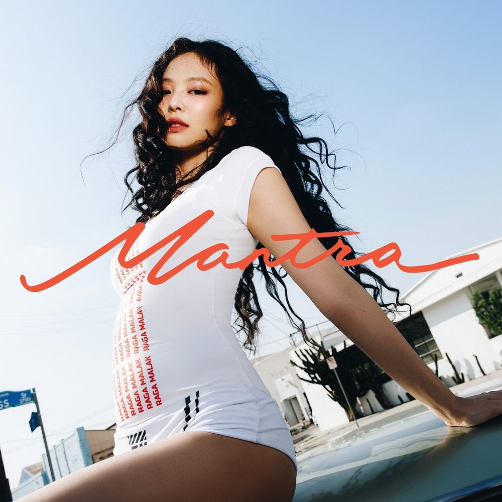 Jennie mặc bodysuit màu trắng, uốn tóc hippie và tạo dáng tựa vào xe ô tô trong MV Mantra