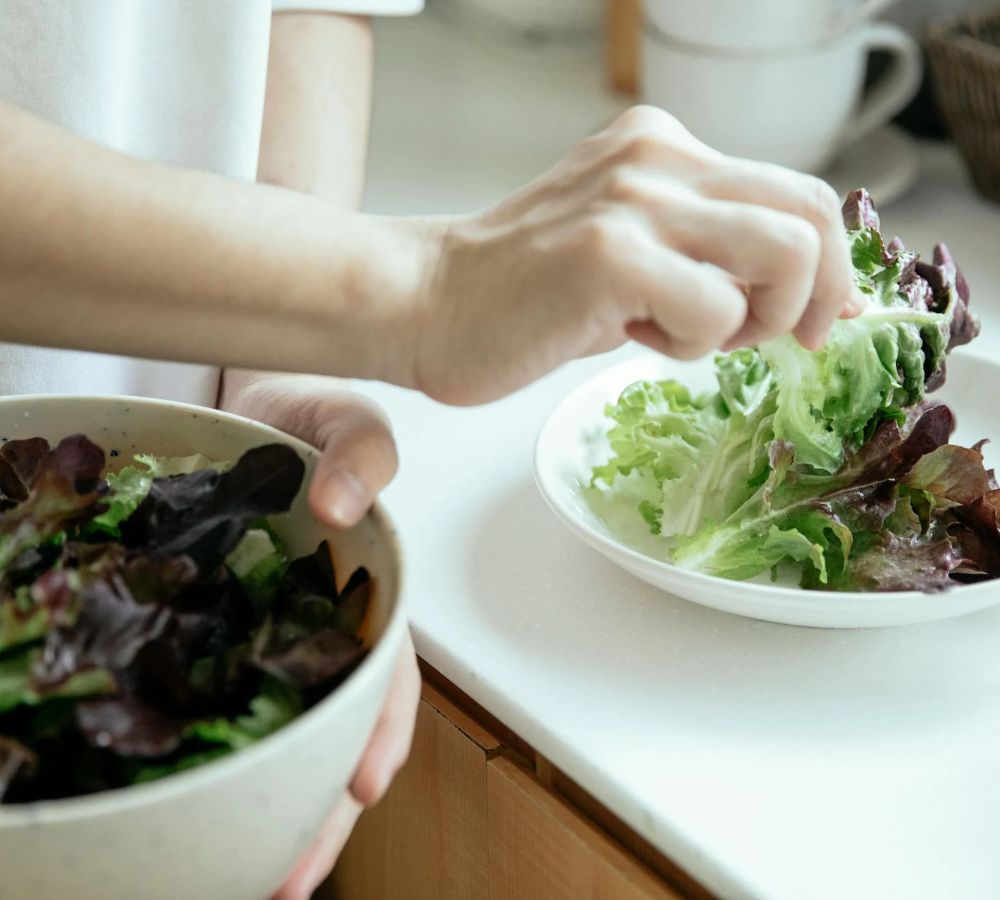 calo - tô và dĩa salad trong khẩu phần ăn của phương pháp ăn thâm hụt calo