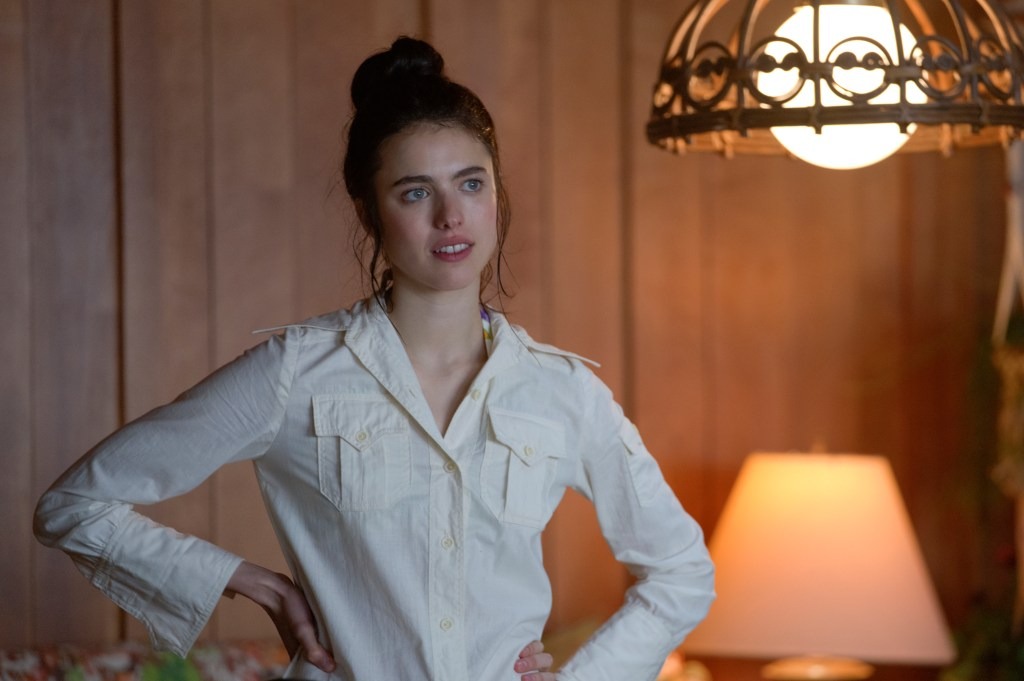 Margaret Qualley sơ mi trắng