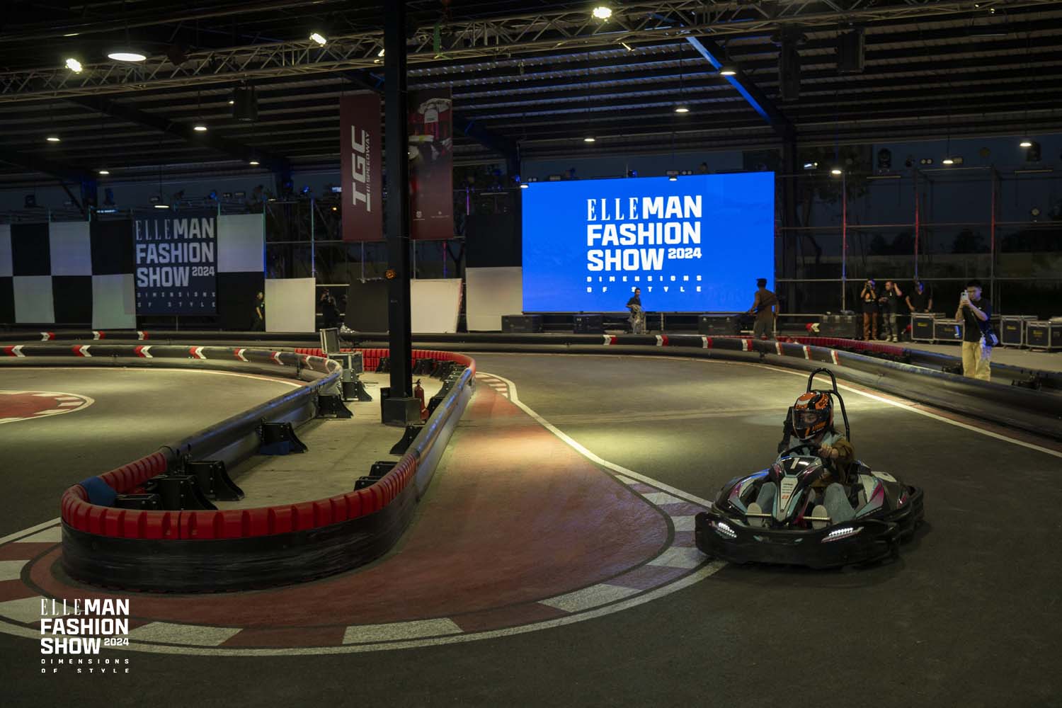 sàn catwalk là sân go-kart