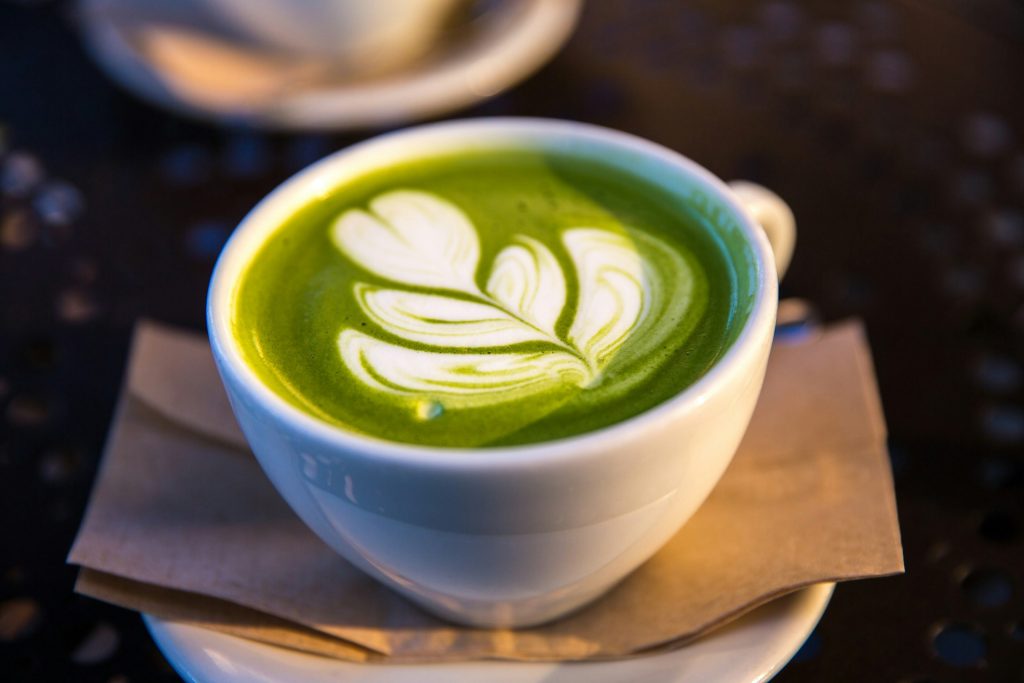 cốc matcha latte có art hình trái tim