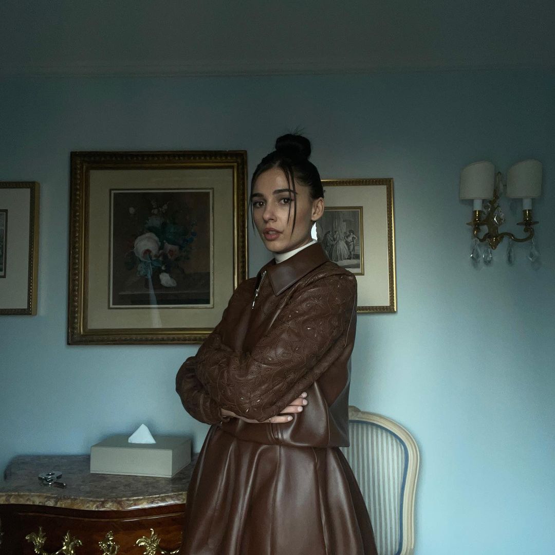 Naomi Scott trench coat da